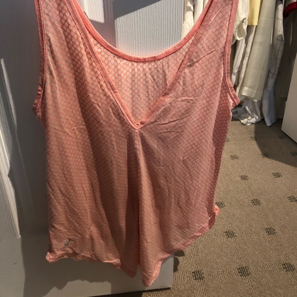 Lululemon scallop back tank - Picture 1 of 4